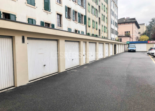 Place de parking To rent à Servette